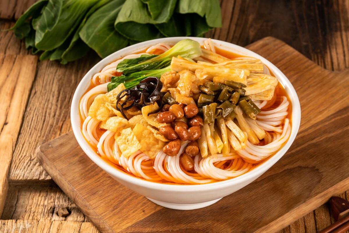 广西螺蛳粉专用酸笋用什么做的,螺蛳粉酸笋的腌制方法揭秘