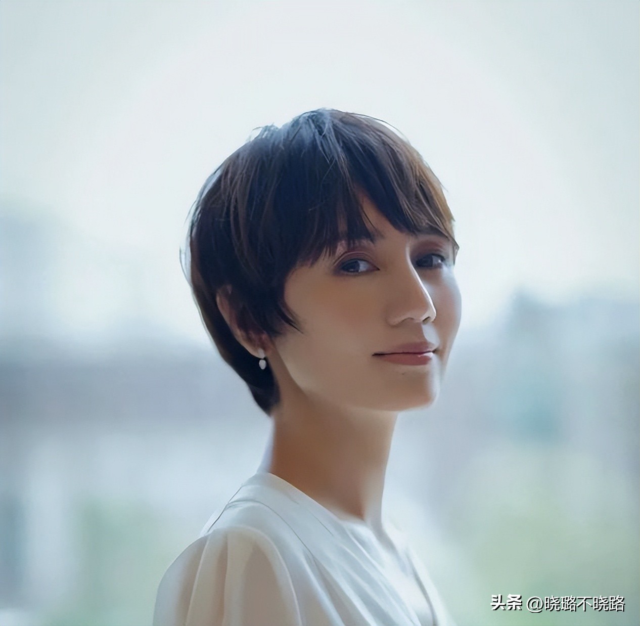 袁泉现在短发发型图片,袁泉的长发和短发照片