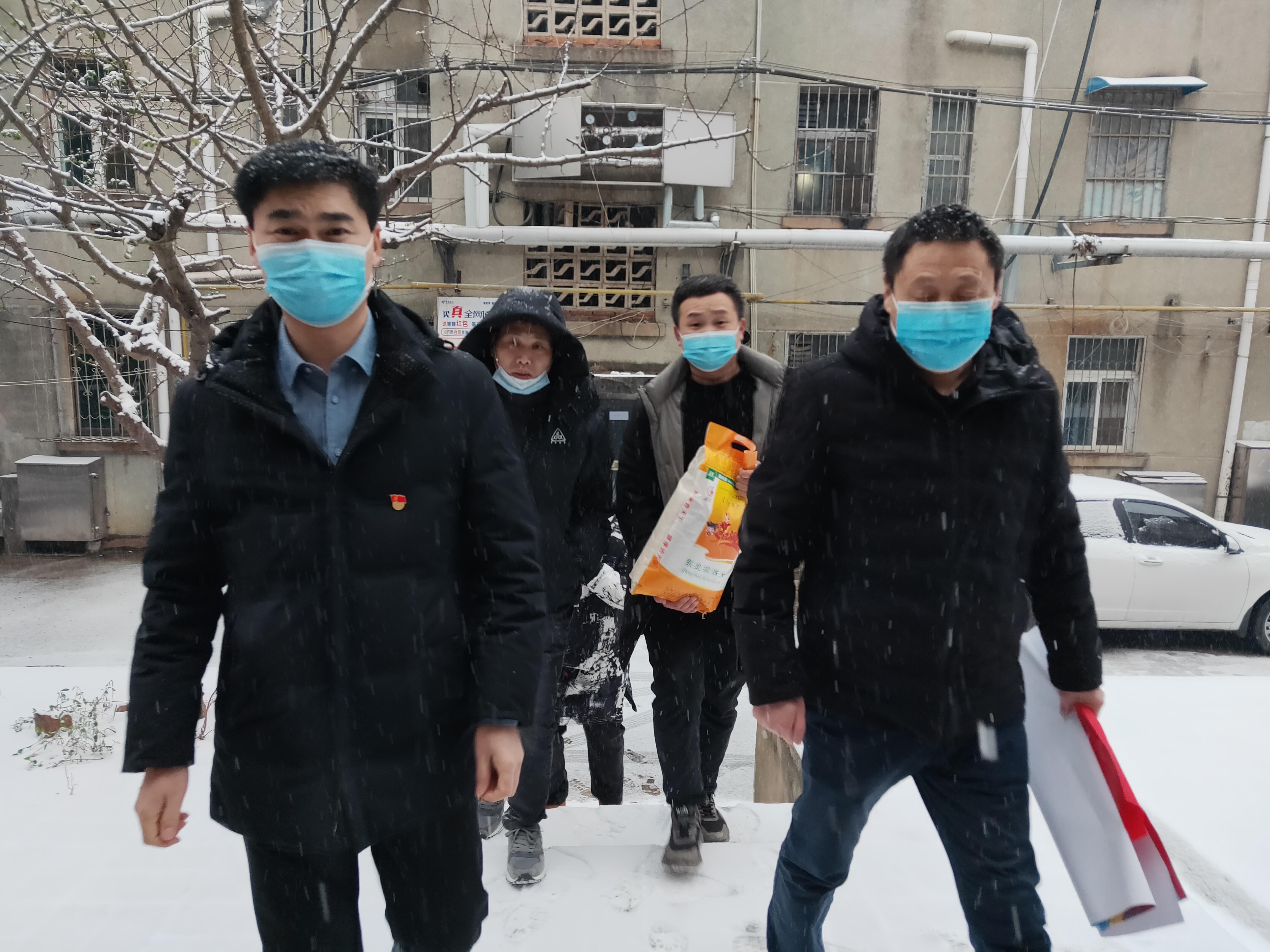 冒雪慰问,冒雪走访暖民心