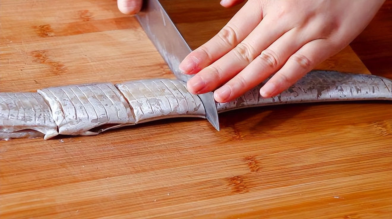 带鱼眼睛黄色跟白色有什么差别,买带鱼大眼睛的好还是小眼睛的好