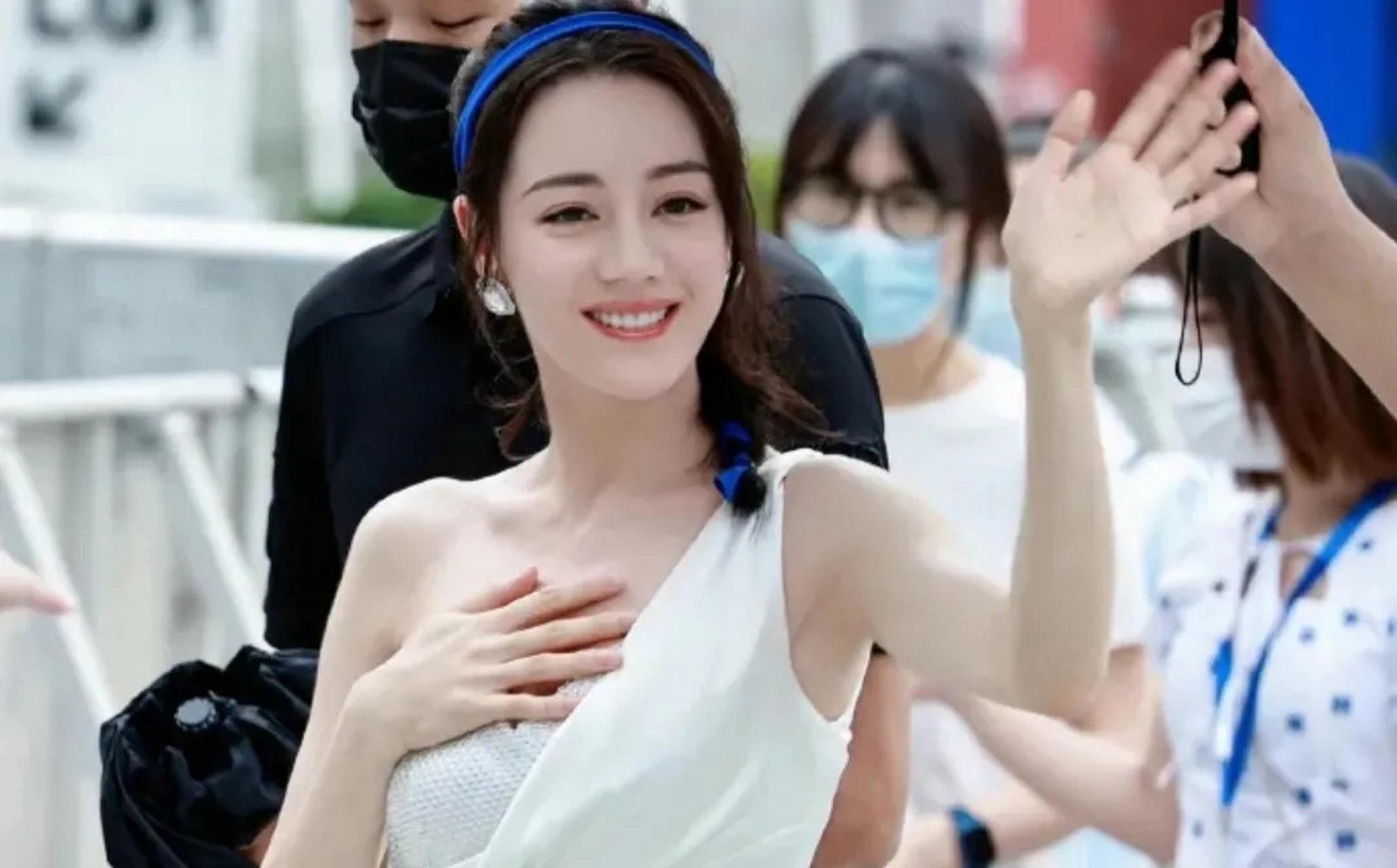 热巴露肩露腰,热巴为什么不露细腰