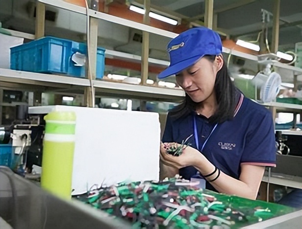 地摊日入9000？普工一年涨薪5元，年轻人逃离工厂是明智选择吗？