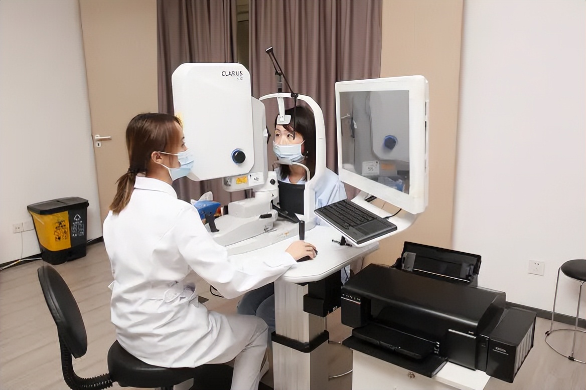 视物模糊眼睛照片,一只眼睛视物模糊怀疑是眼底病变