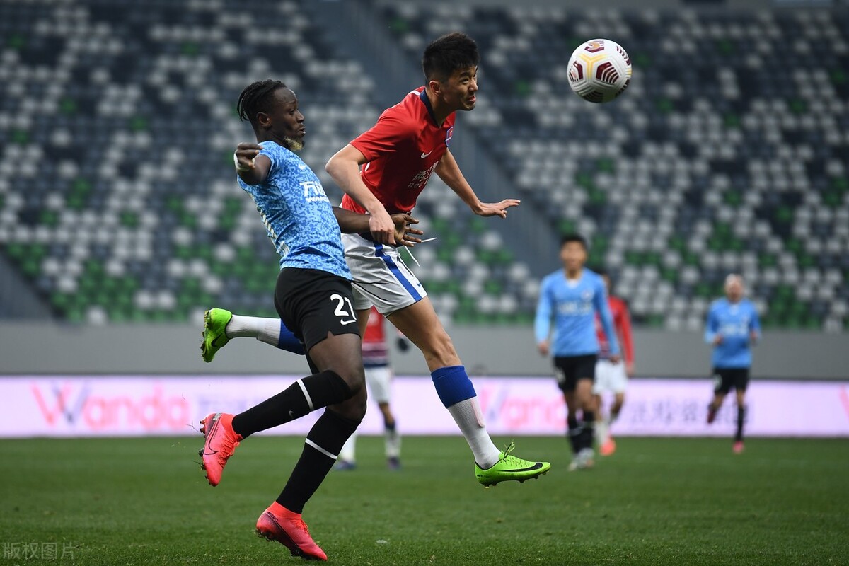 值得尊敬！保级大战上演逆转大戏，重庆队1-0战胜大连人