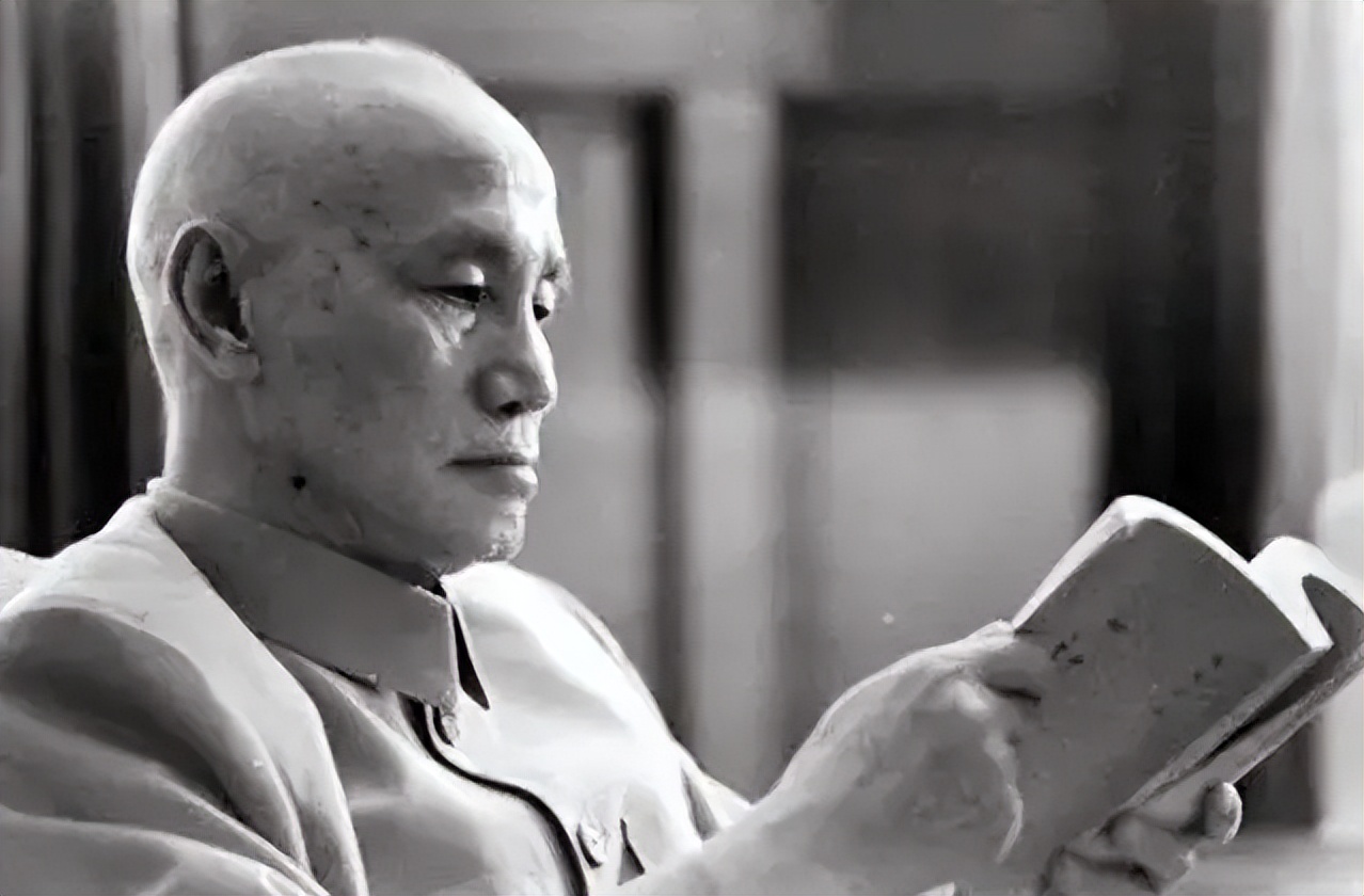 蒋介石如何评价十大元帅？唯有*德朱**可称上帅，贺龙这个人太可怕了