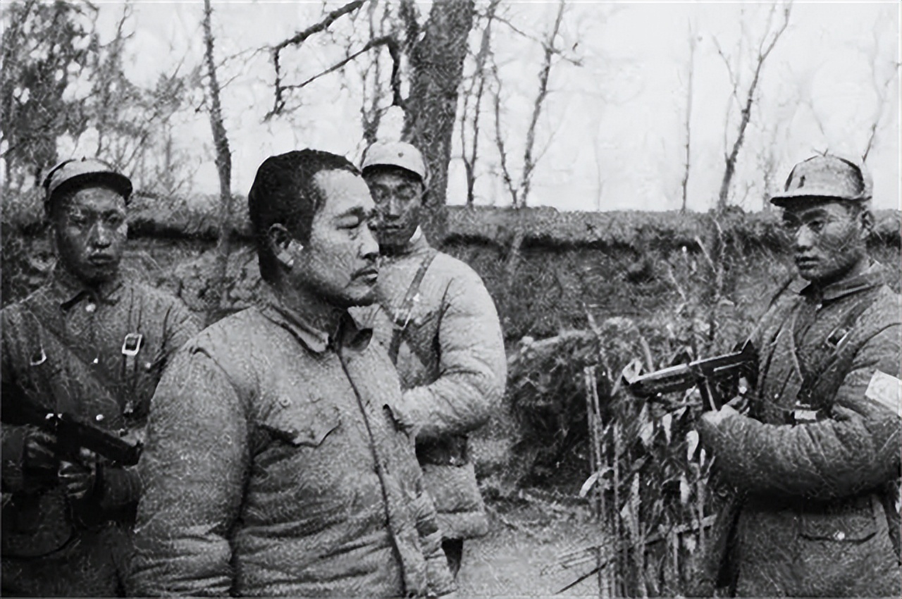 蒋军忍饥挨饿，蒋校长却空投“激励信”，士兵大骂：这有啥用