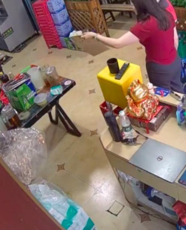 学生档案被父母拆了,女儿毕业档案被妈妈私拆抖音号