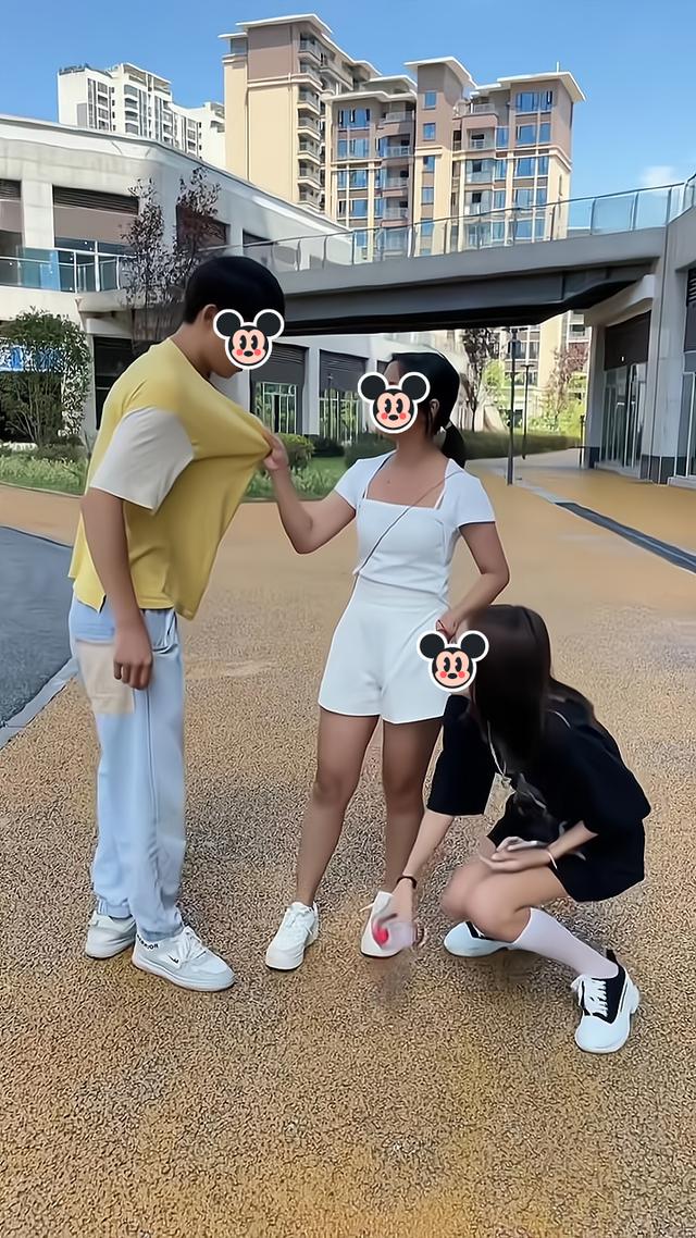 男子乱扔饮料瓶,男子乱扔饮料瓶女子捡起发现意外