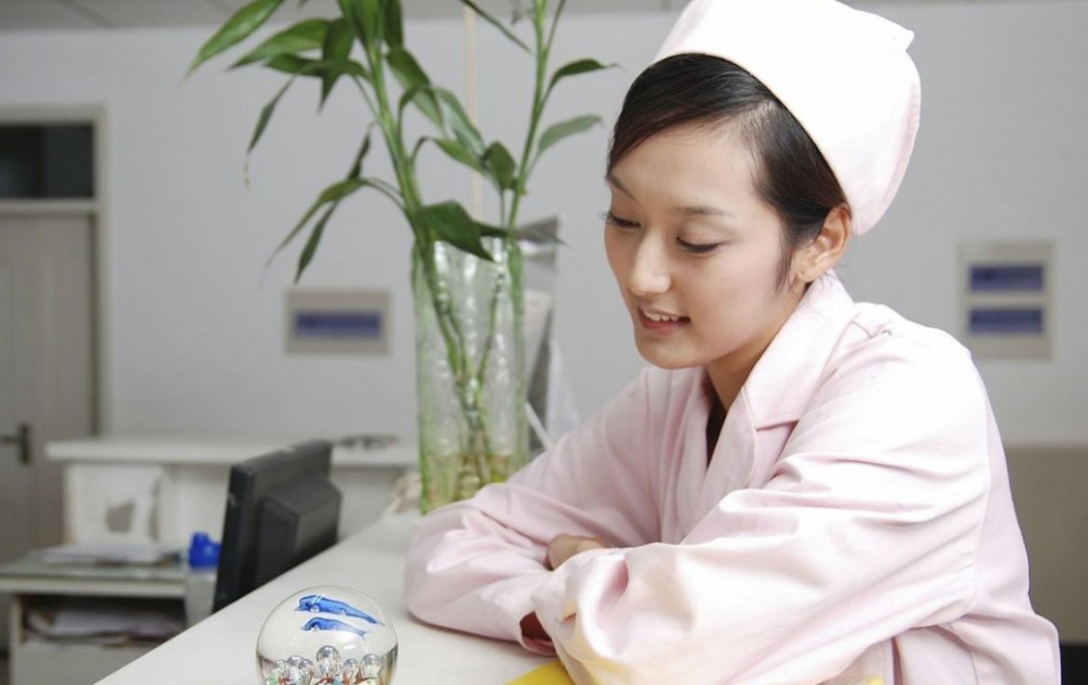 “医生，我下面有点疼，你能帮我看看吗？”一个20岁的女孩