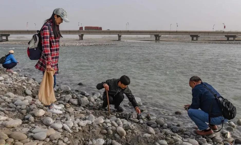 捡石头一天能挣多少,捡石头能赚到钱吗