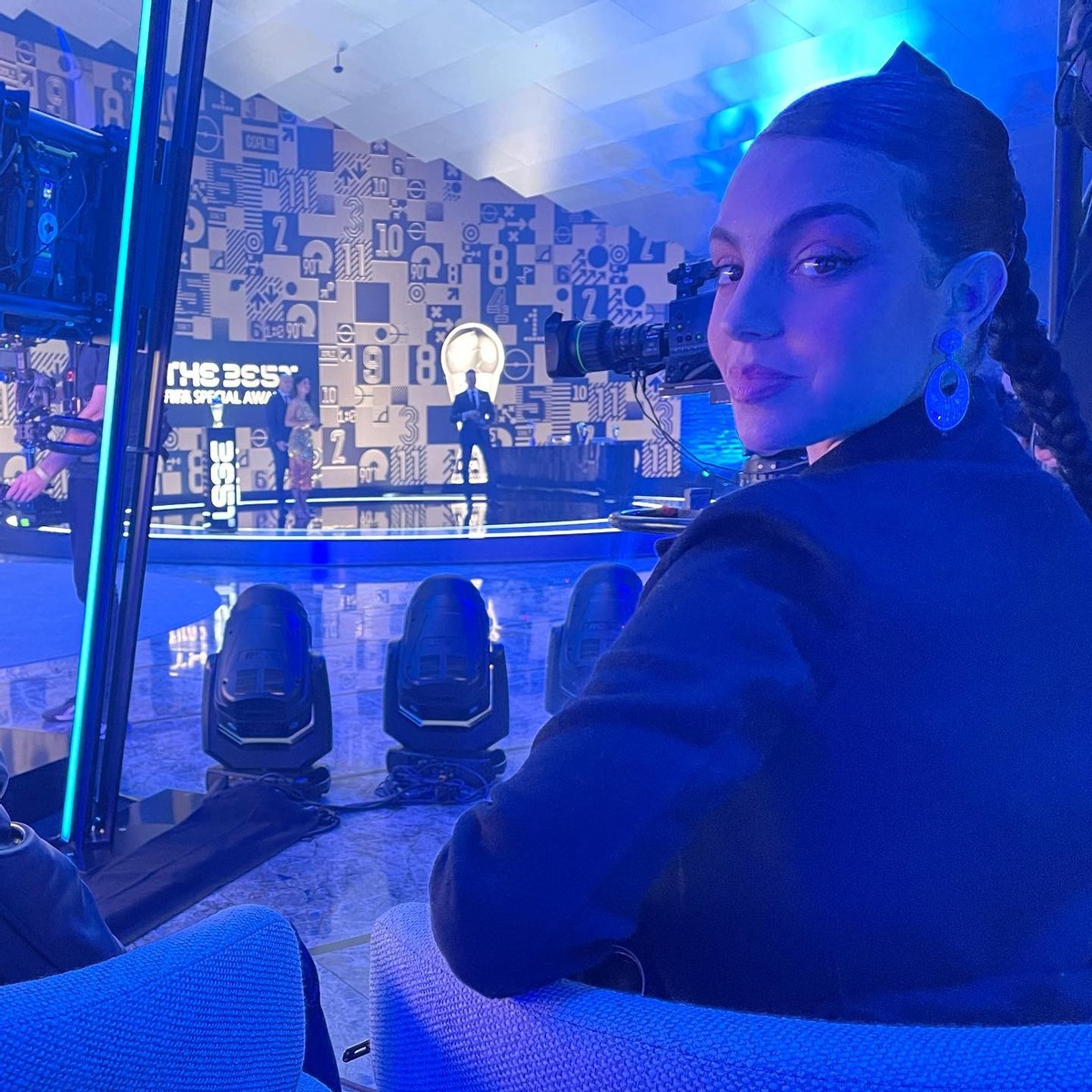 天生一对c罗对着乔治娜满脸宠溺,c罗穿红色西装和乔治娜出席典礼