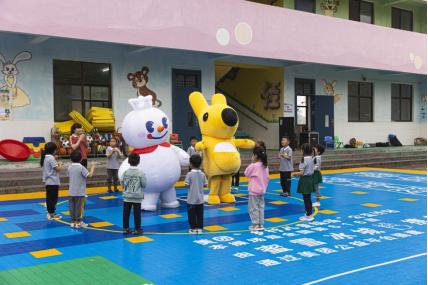 美团“乡村儿童操场”落地兰考蜜雪冰城助力乡村儿童奔跑