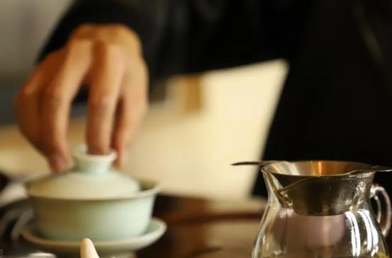 人到中年就要少吃油腻食物,人到了中年要少吃少喝哪些东西