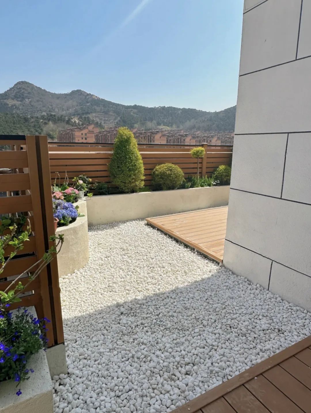 阳台砖与防腐木结合,阳台花园铺砖还是防腐木好