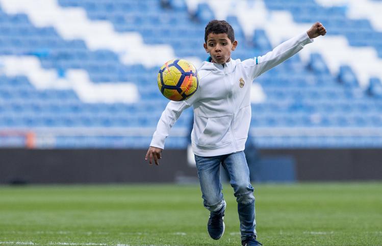 十二岁的c罗和迷你罗踢球,迷你罗对c罗的重要性