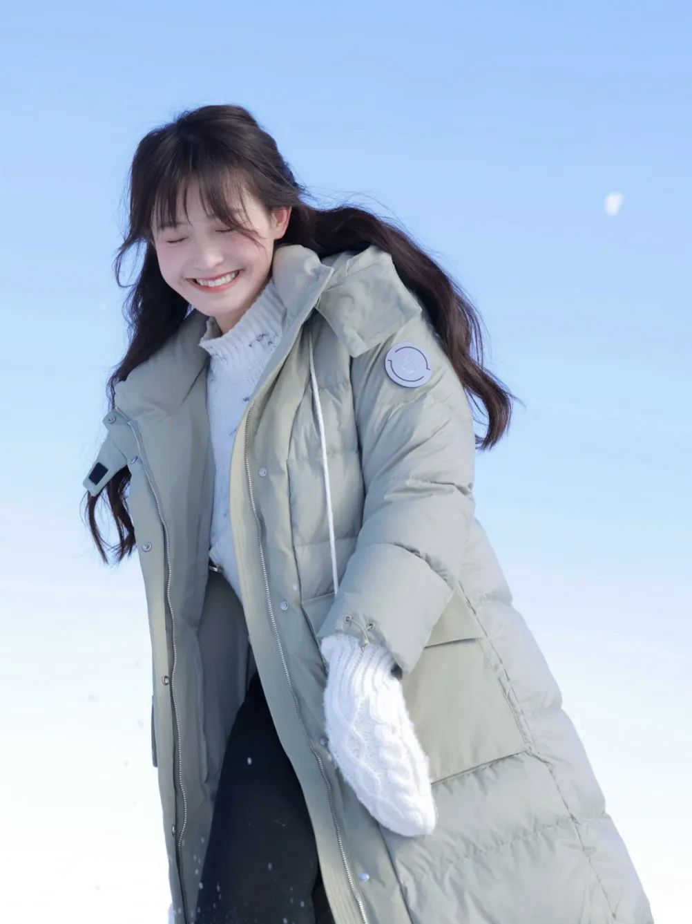 白色长款羽绒服韩系裙子穿搭,今年流行穿搭羽绒服加什么靴子