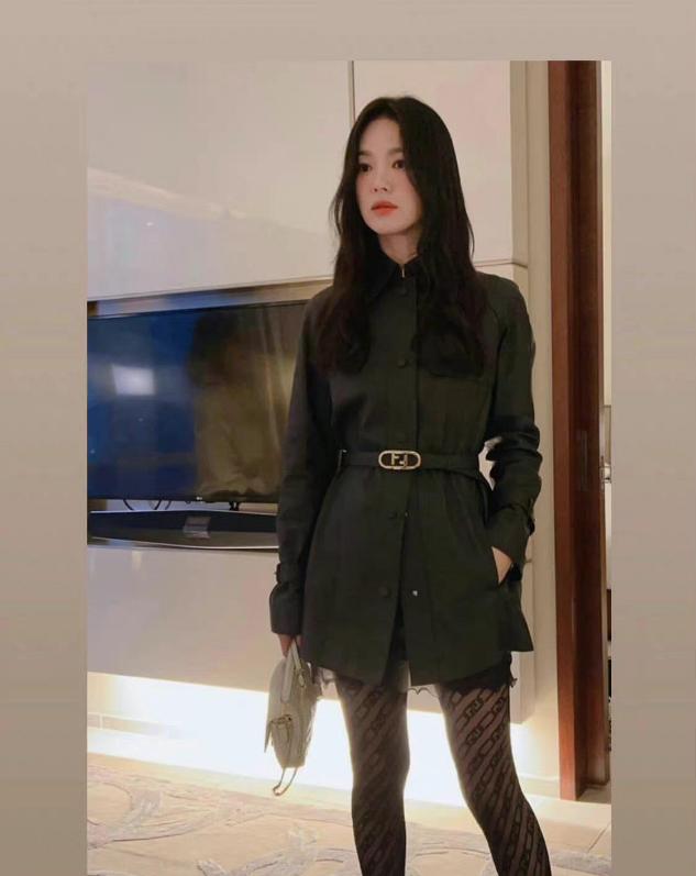 黑色墙面*袜丝**搭配束腰衬衣，宋慧乔变身暗黑女王，网友：好美！