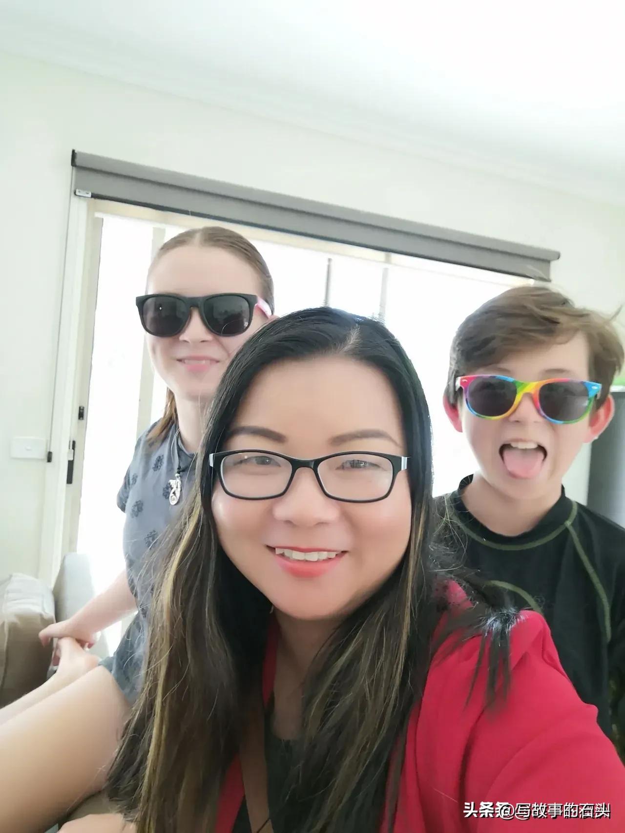 80后湖南女子远嫁澳洲,生两个混血儿,发现澳洲摆地摊一天挣4000