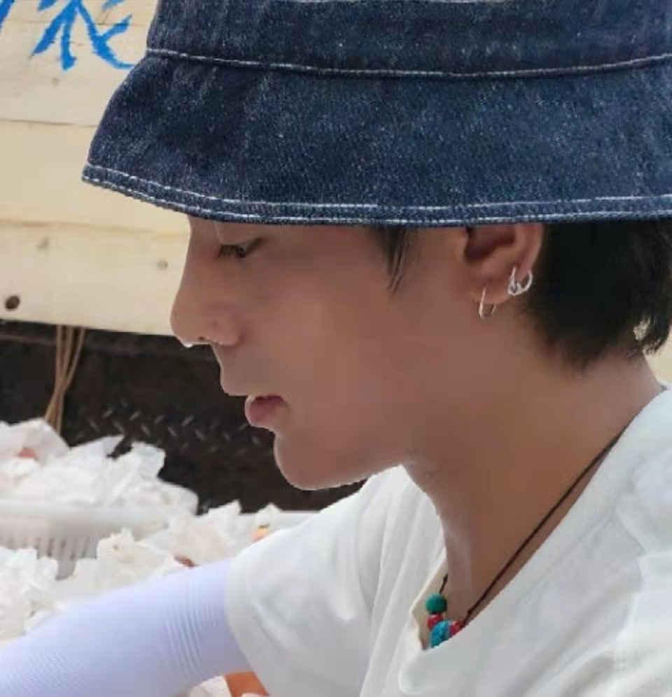 王冰冰丁真街头卖桃，席地而坐汗直流，每人限购五个两小时全卖光