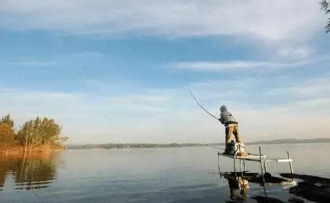 17度的天气钓鲫鱼能钓多深的水,冬天钓鲫鱼什么样的天气最适合