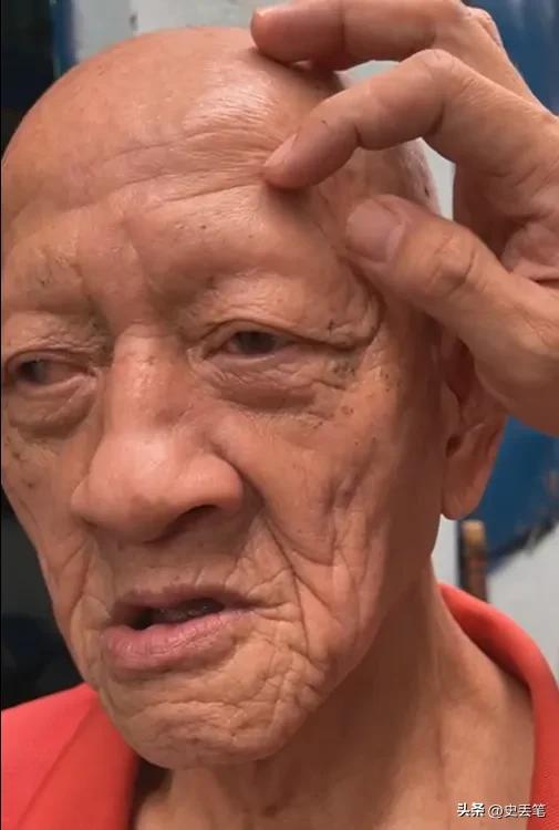 越南有位大爷从出生开始就浑身无毛，女友去世后他选择终身不娶