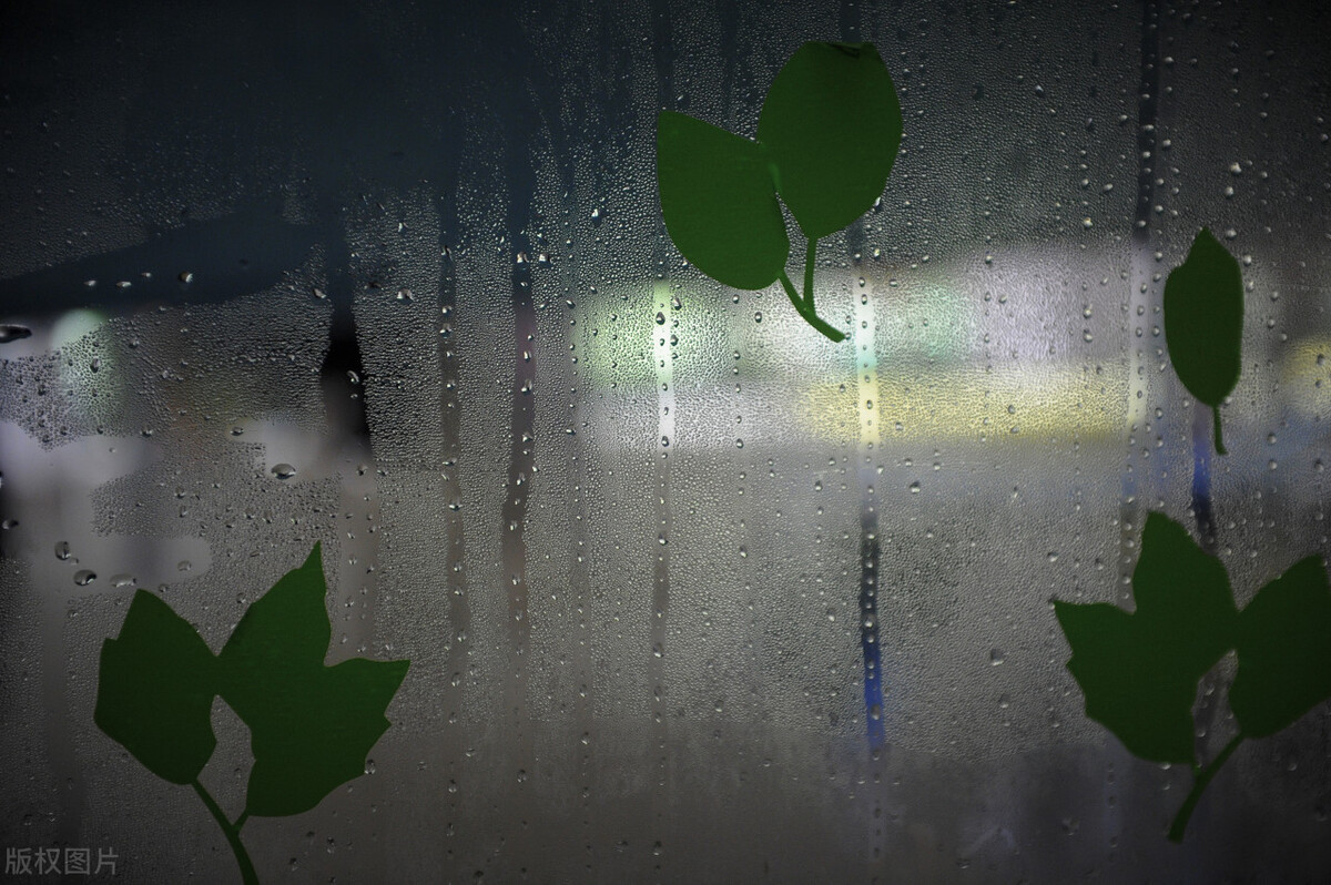 回南天地板潮湿用风扇有用吗,回南天房间潮湿可以开风扇吗