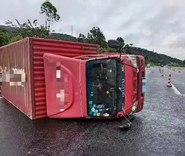 车辆侧翻正确做法,车辆侧翻处置流程