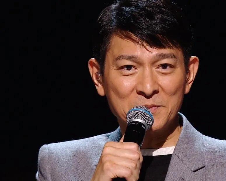 刘德华演唱会最震撼的一次,刘德华17岁演唱会哭了视频