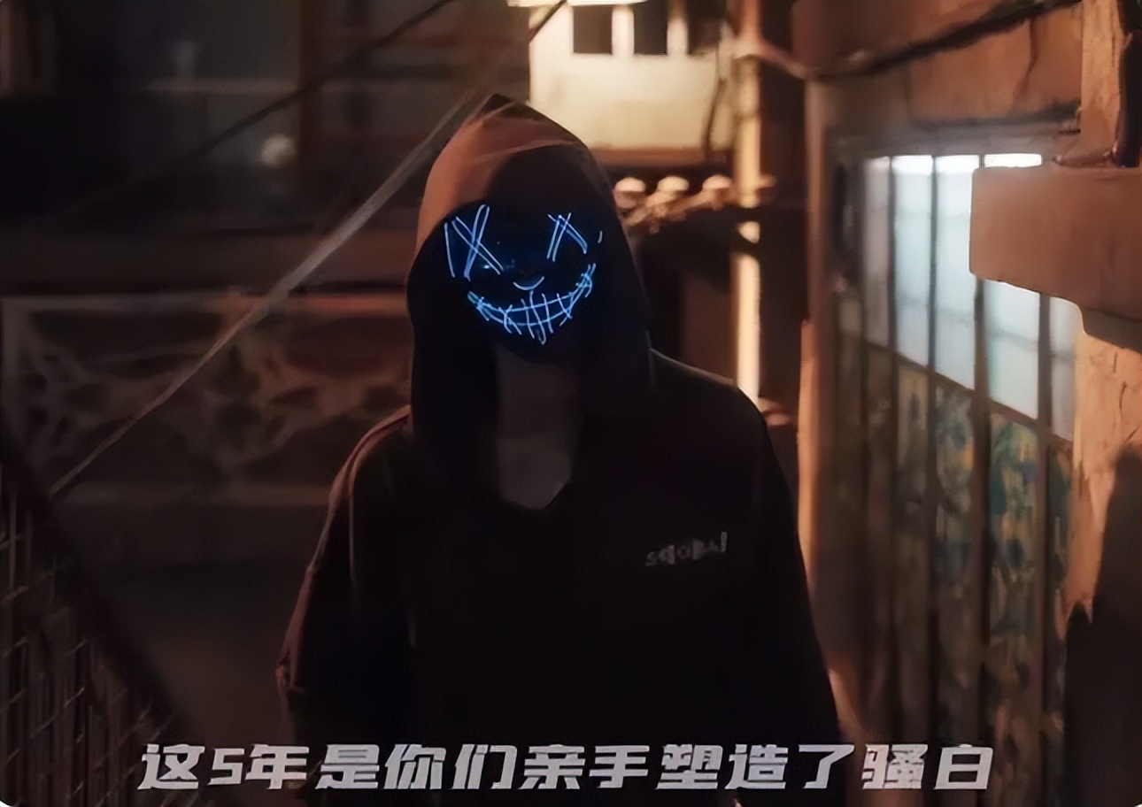 两亿签约费已成历史，骚白官宣回归老东家，观众：不忘初心！