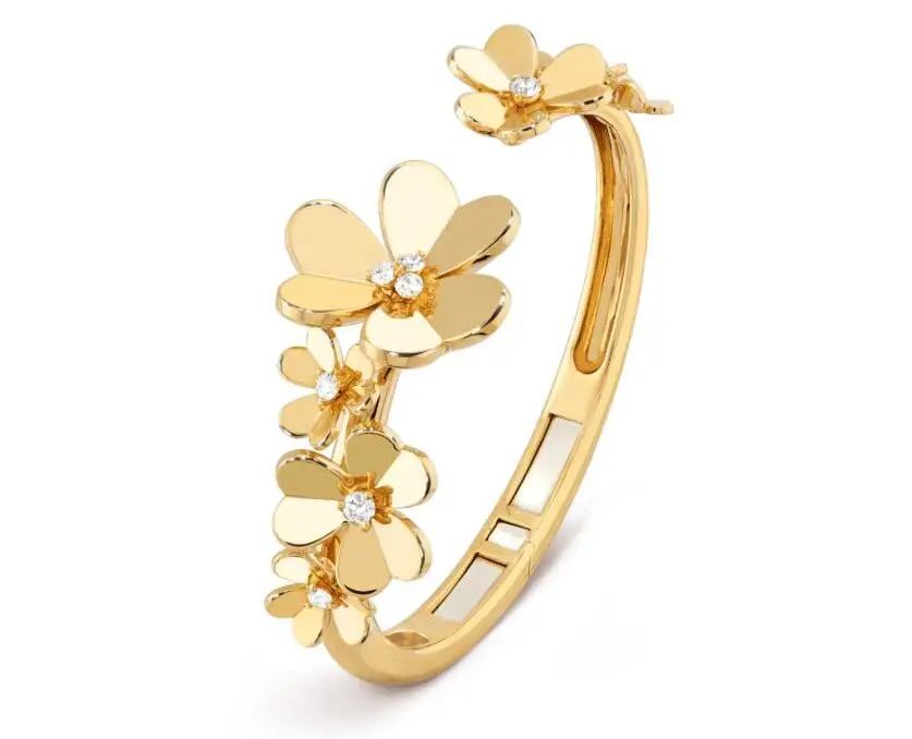 夏天担心藏不住“蝴蝶袖”？集齐明星博主教你“手镯转移*法大**”