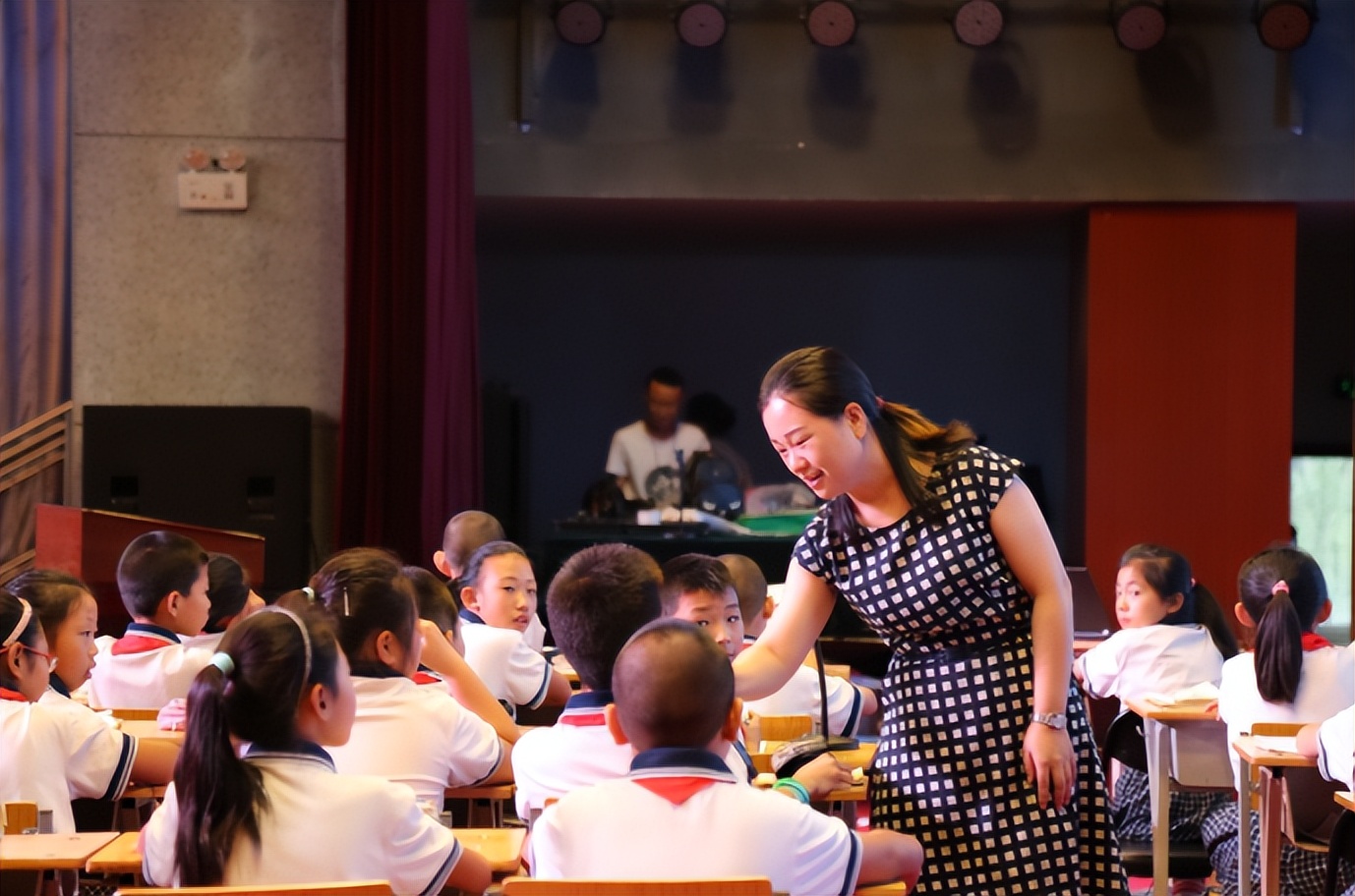 一乡村女老师详列收入支出辞职，校长哑口无言，却遭到网友嘲讽