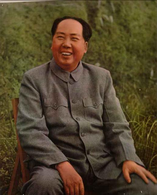 52年毛主席游孔庙，对旁人打趣地说道：我考考你们，孔子姓什么？