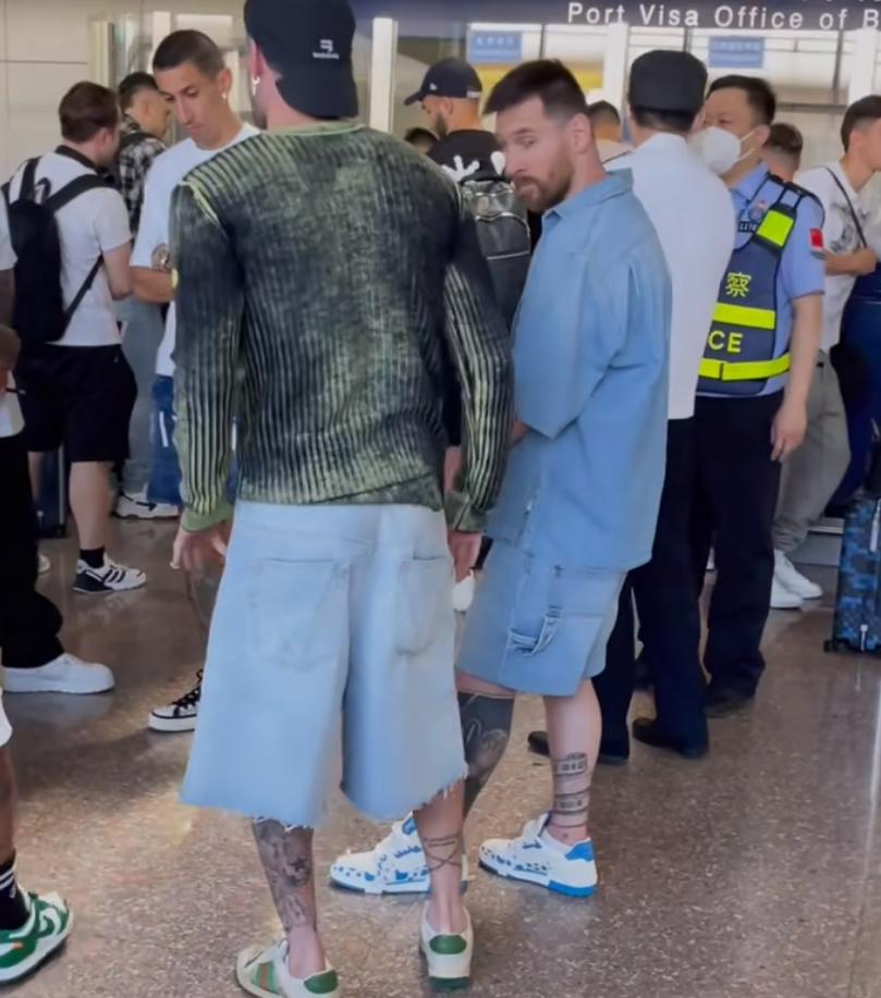 球迷遇见梅西激动场面,球迷冲进球场拥抱梅西最新消息