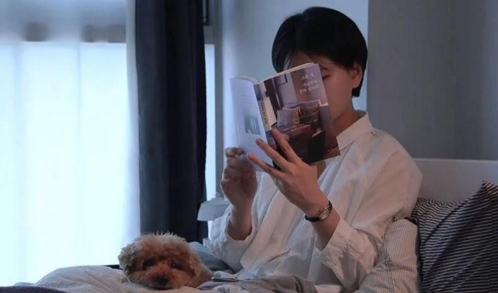 河南女子出租屋“躺平”8年,每月只花500,竟“疗愈”了自己