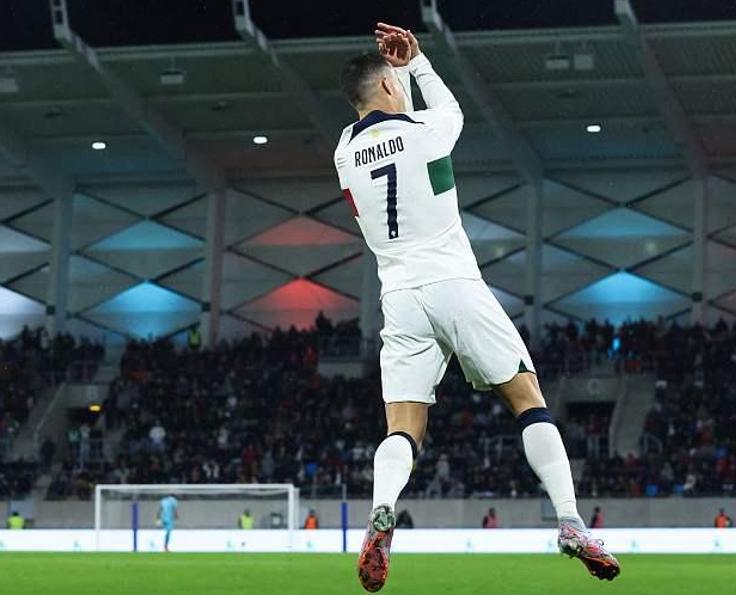 c罗被空气绊倒,c罗被绊倒站起来叉腰