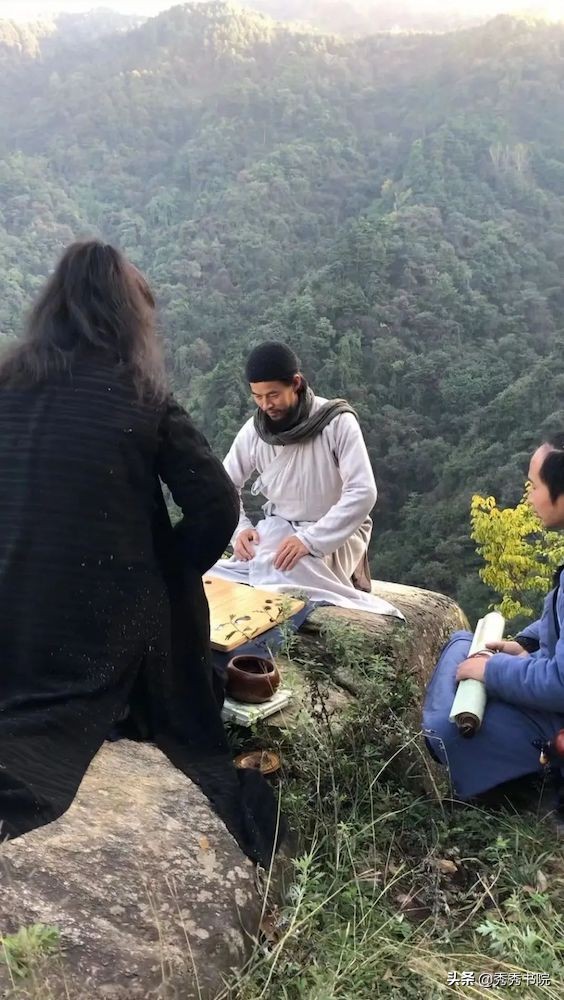 薛山长：这里有我们选编的《古诗五百首》一套，蒙顶甘露一罐