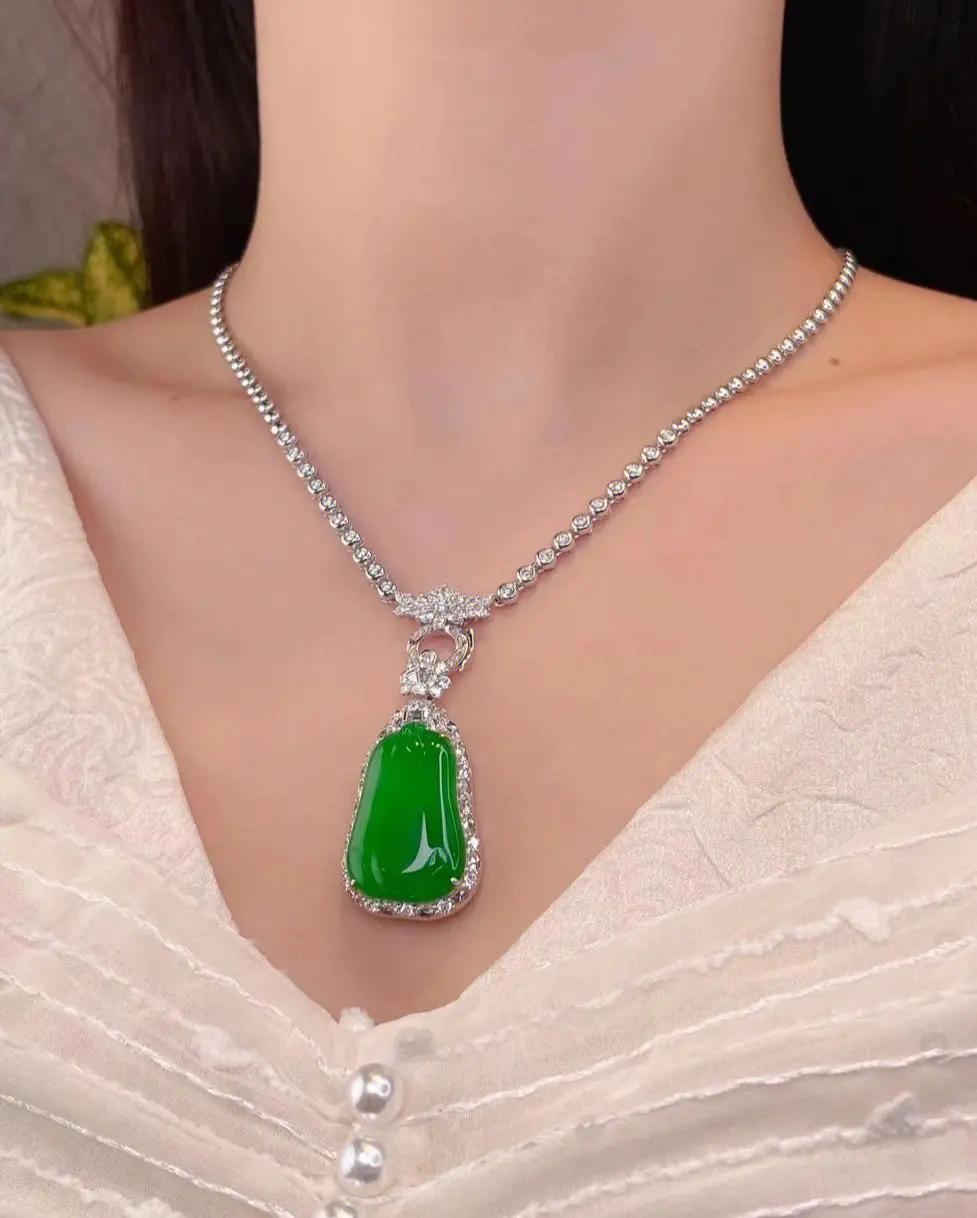 翡翠吊坠越小越便宜吗,翡翠吊坠越戴越亮吗