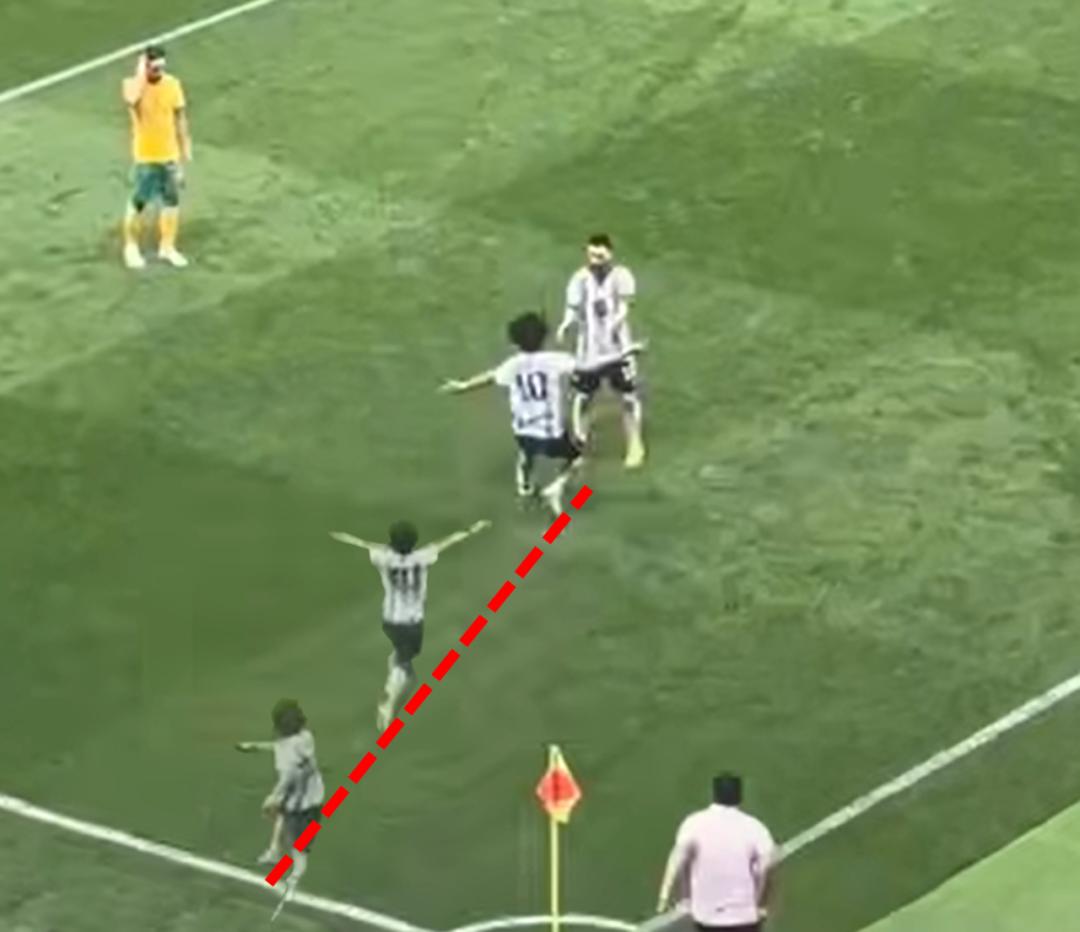 球迷冲进球场拥抱梅西跑了多少米,球迷冲进场内拥抱梅西全过程