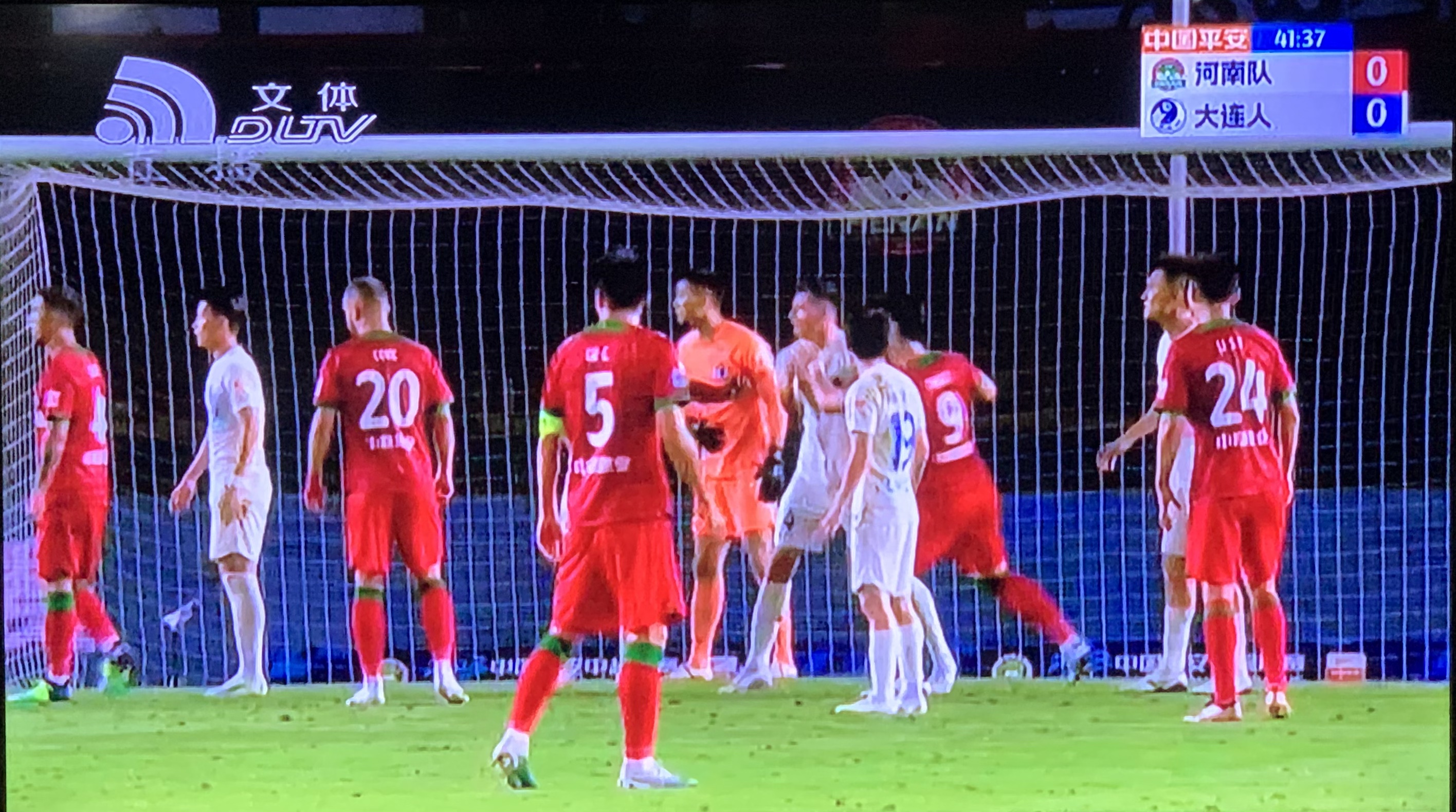 大连人降级赛后球迷的视频,大连人输球青岛海牛保级