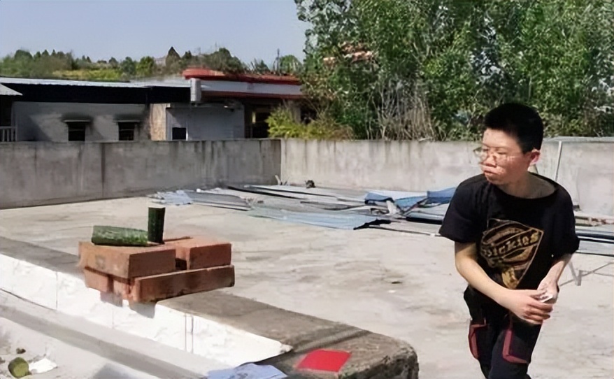 扑克牌真的能插进木板里吗,小孩扑克牌打穿木板