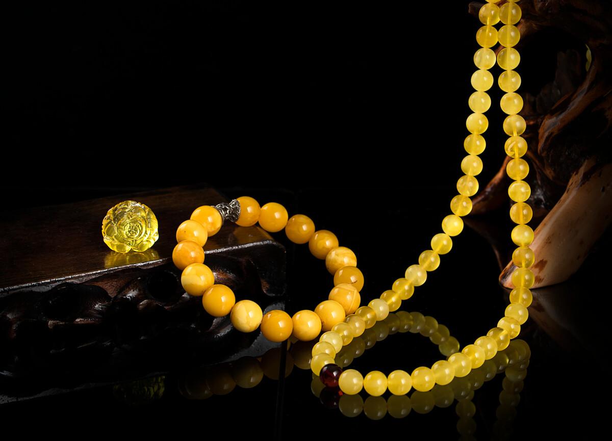 琥珀和蜜蜡是同一种宝石？两者有区别吗？琥珀和蜜蜡该如何搭配？