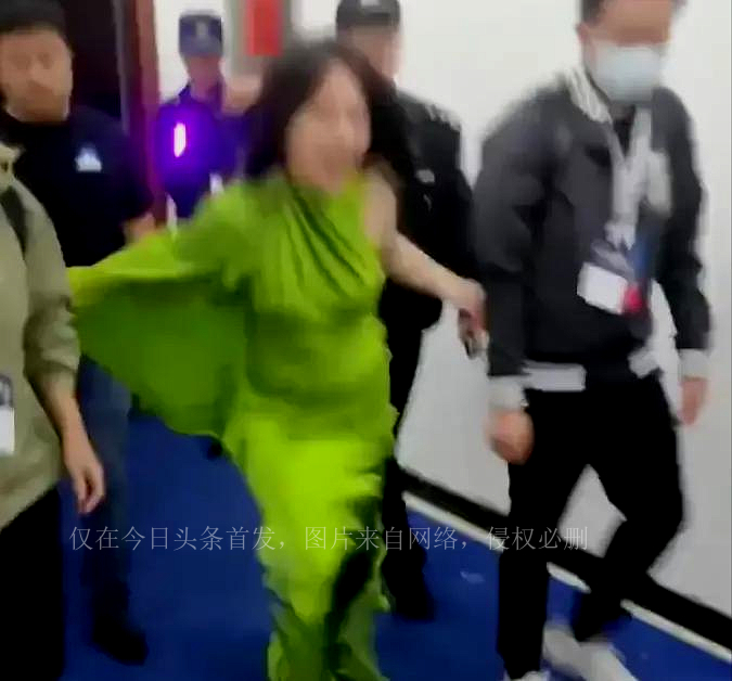 52岁杨钰莹怀孕了吗,杨钰莹近照肚子凸出引争议