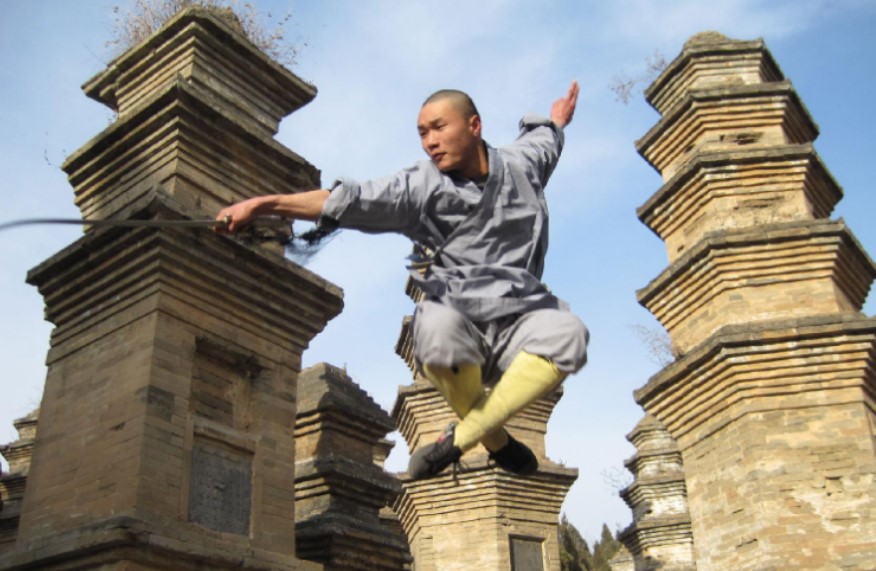 少林寺释永信一年收入多少钱,现在释永信方丈为什么不披袈裟