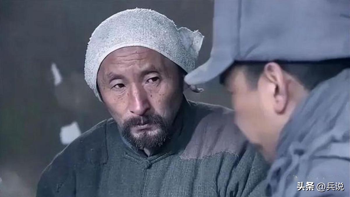 八路军在树林里发现一具尸体,八路军掩埋日军尸体