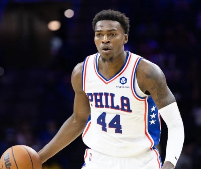 14中12！正负值+30，全场第一！里德将成季后赛76人新*器武**？