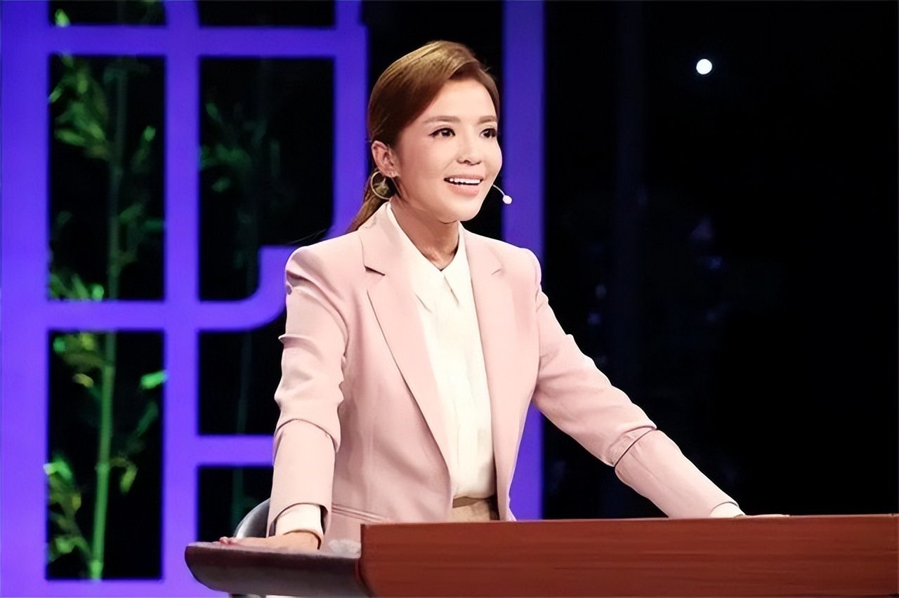 央视名嘴娶了“央广同事”，如今恩爱19年，一家三口生活幸福