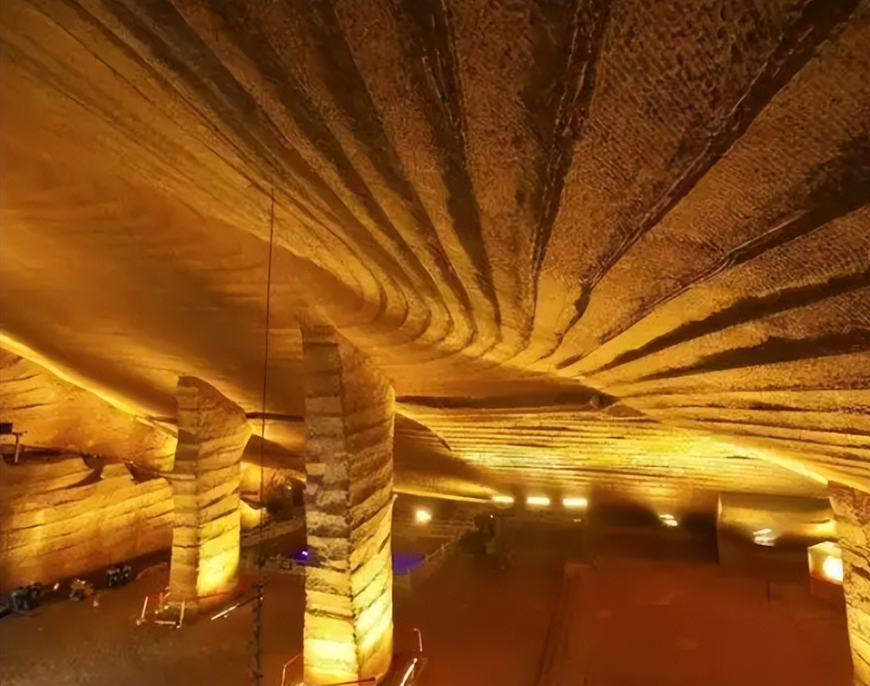 浙江水塘抽干发现宫殿,水潭被村民抽干后惊现千年宫殿