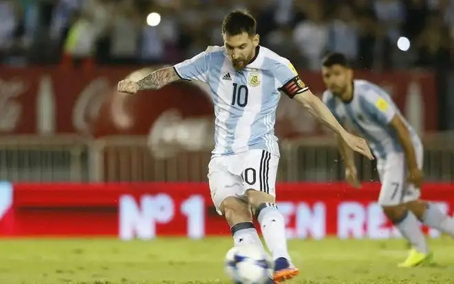 从侏儒症逆袭一代球王,从侏儒症到足球巨人