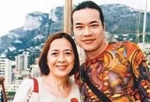 分手向前任讨要*裤内**,60岁公然出柜,“癫王”洪朝丰到底经历了啥