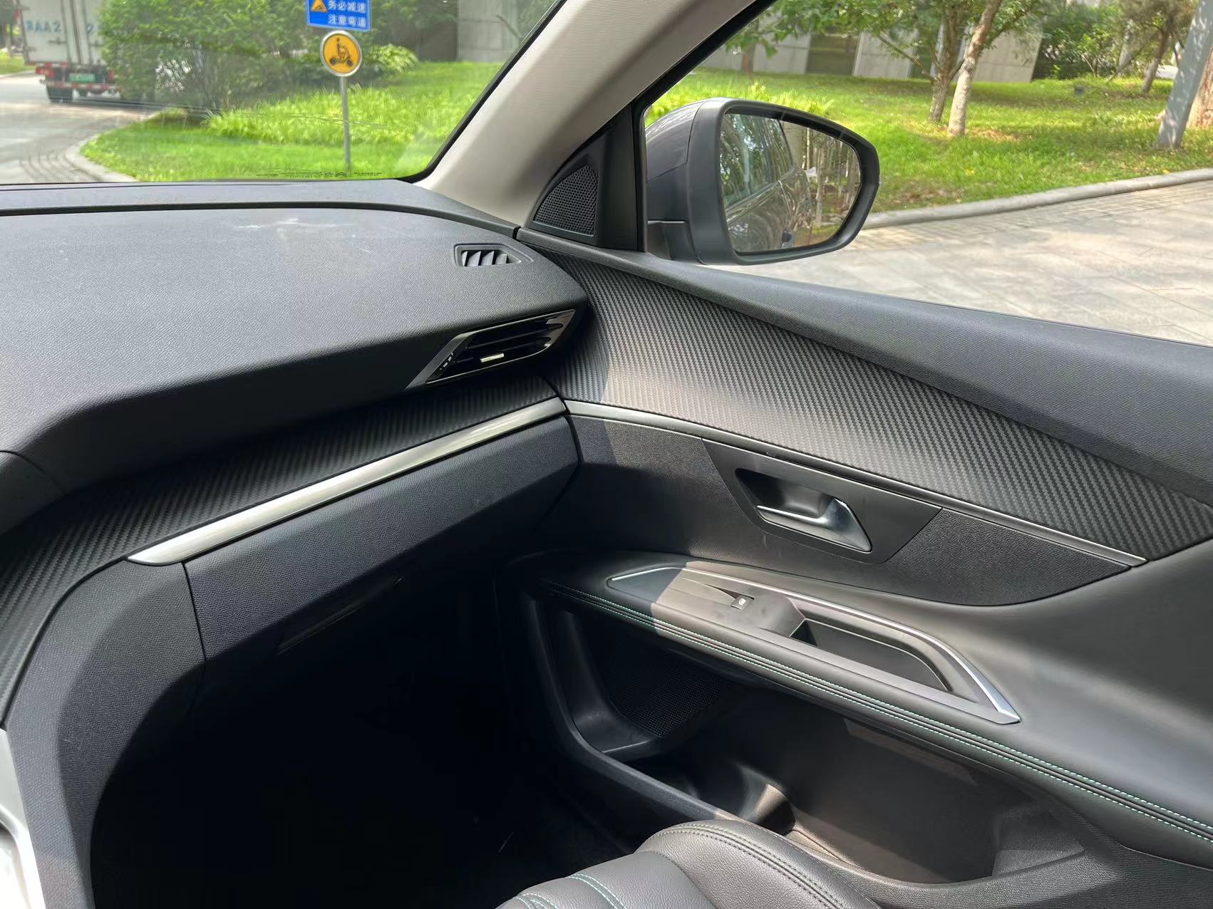 盾牌黑底狮子的车标,盾牌狮身车标